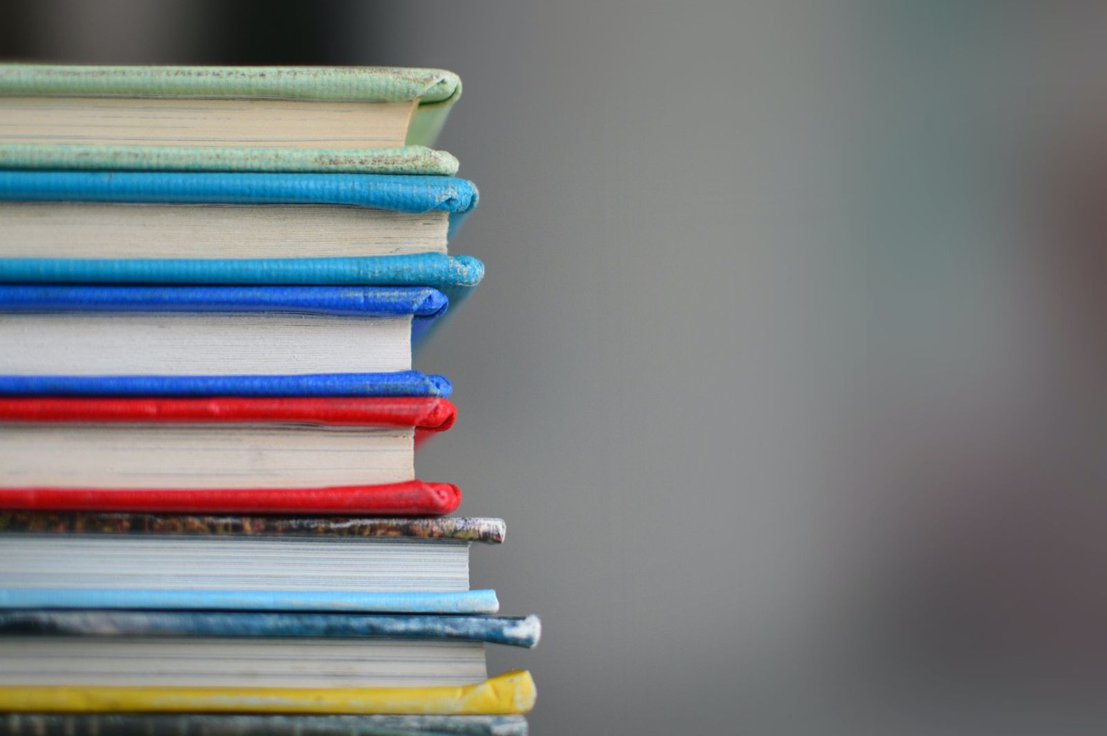 一疊書本